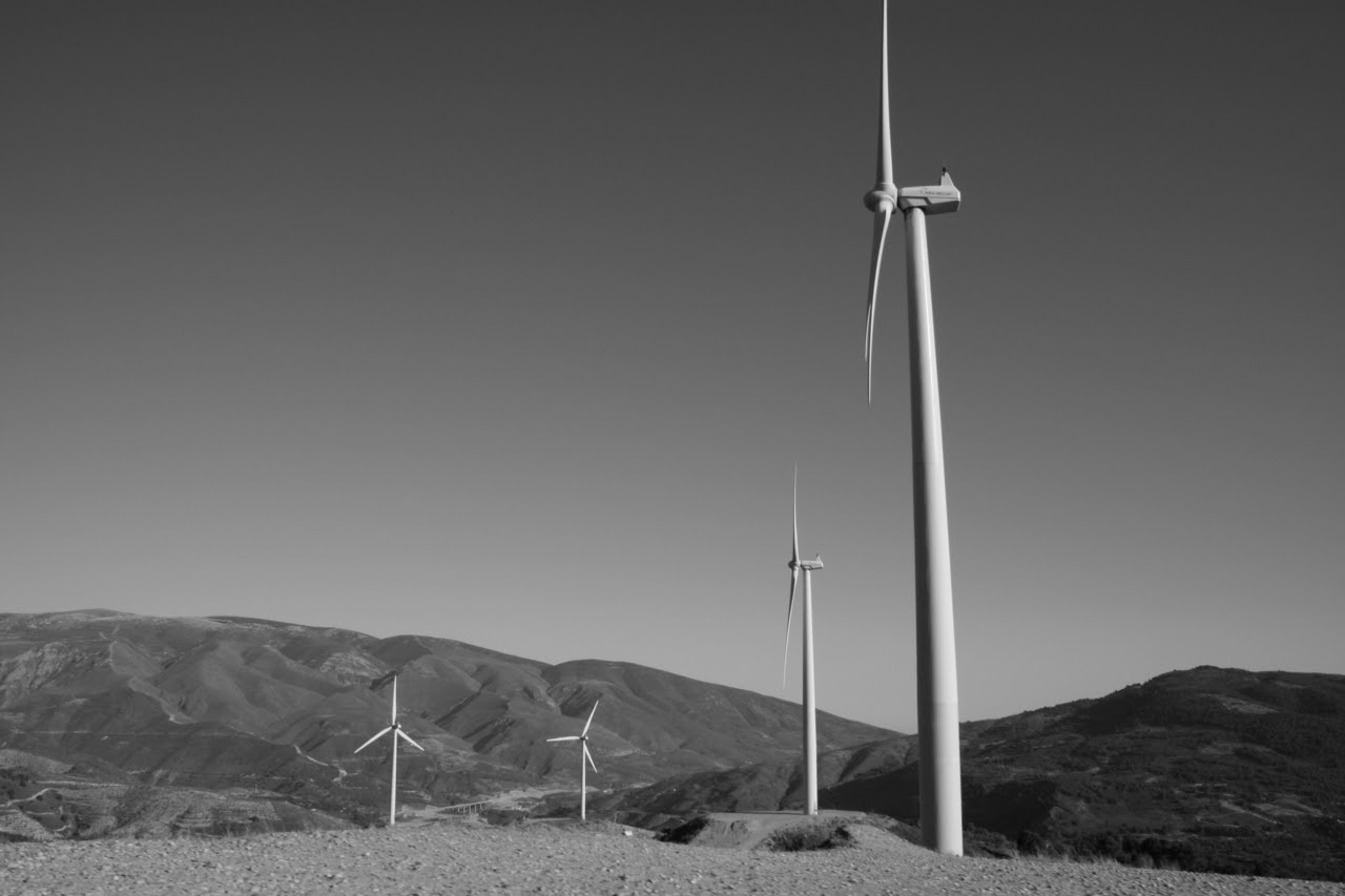 Descripción de la foto: Molinos de energía eólica con la Sierra de Lújar al fondo.