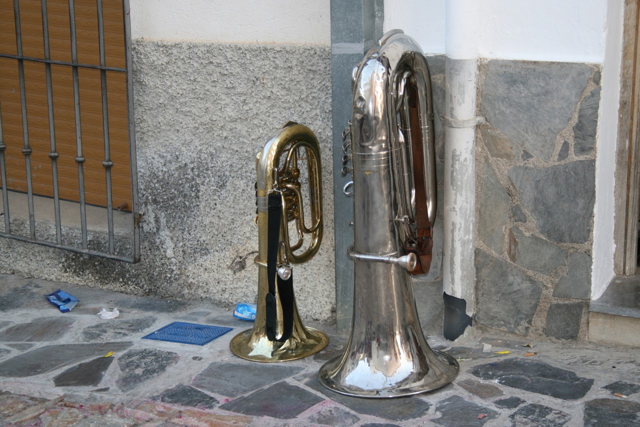 Descripción de la foto: Dos tubas en el suelo. A la izquierda una dorada y a la derecha una plateada.